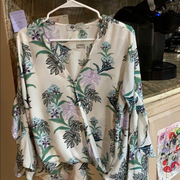 Gorgeous flower top size medium - Picture 2 of 3